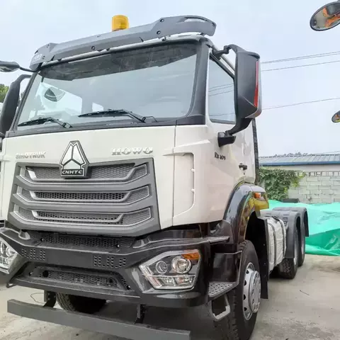 Cami&oacute;n tractor de 10 ruedas para transporte en la industria de la construcci&oacute;n